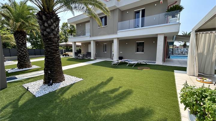 NUOVA VILLA DI PRESTIGIO CON PISCINA.