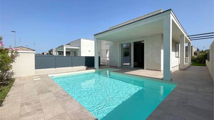 NUOVA VILLA CON GIARDINO PRIVATO E PISCINA.