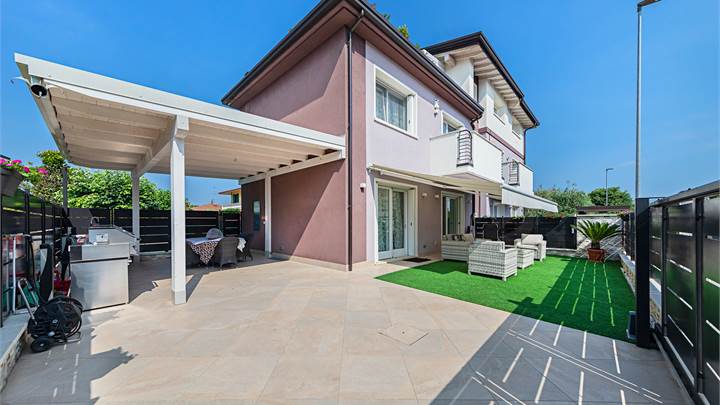  ESCLUSIVA ELEGANTE VILLA CON PISCINA.