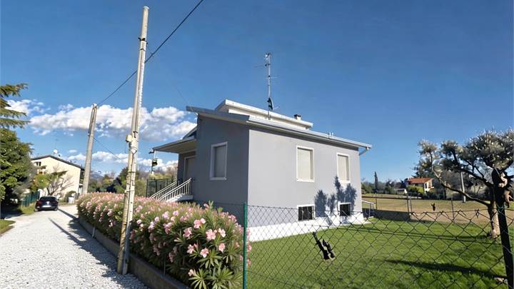 VILLA SINGOLA CON AMPIO GIARDINO PRIVATO